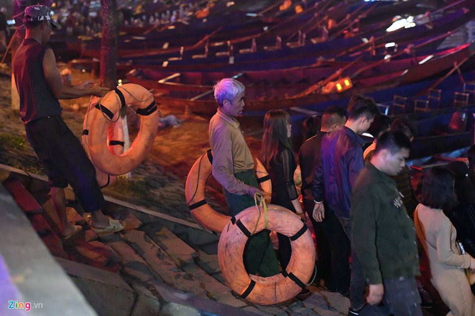 Hàng nghìn người trẩy hội chùa Hương trong đêm